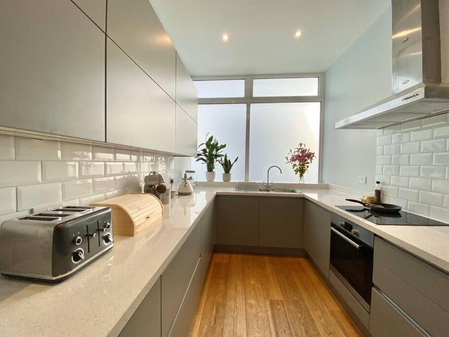 2Bdr Modern Apartment In Hammersmith West Лондон Экстерьер фото